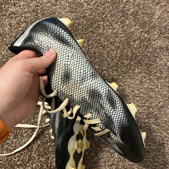 ADIDAS women’s soccer cleats - Picture 3 of 4